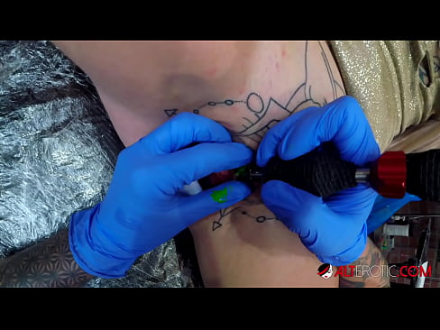 ❤️ Ekstreme tatuita varmulo Sully Savage ricevis tatuon sur sia klitoro ❌ Kvalita porno ĉe eo.com-full-porner.ru ️❤